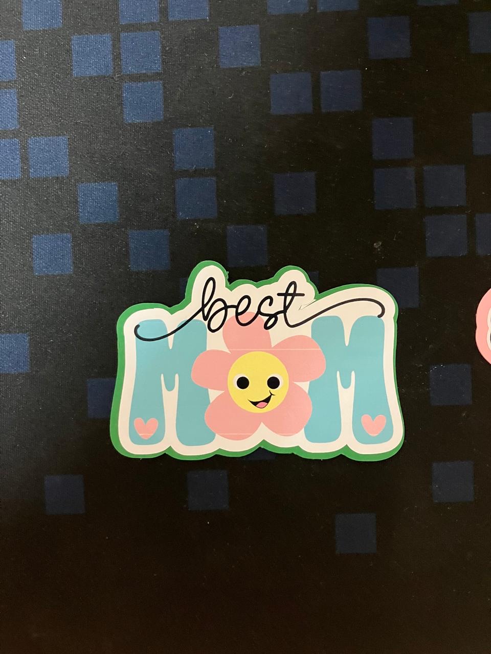 Best Mom topper with a smiling flower